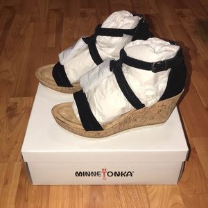 Minnetonka Blk wedged